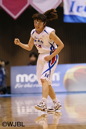 ガッツポーズを決めるデンソー#14大庭 久美子選手