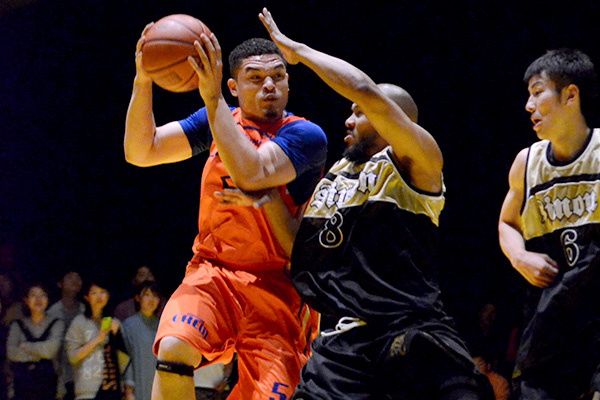 NBLvsbjリーグが繰り広げられたSOMECITY!左から澤地 サミュエルJr選手(bj東京)、田中大地選手、浅野崇史選手(ともにNBLつくば)