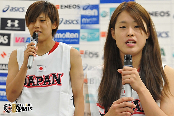 記者会見で抱負を語る町田瑠唯選手（左）と大沼美琴選手（右）
