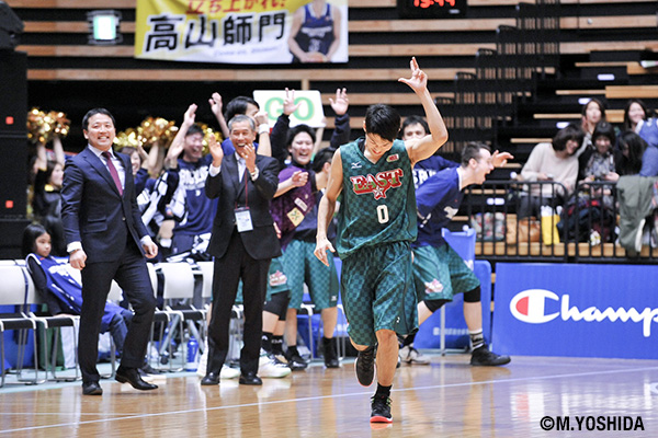 佐藤正成(東京Z)は3Pシュート8/10と絶好調で両チームを通してトップの30得点をマーク