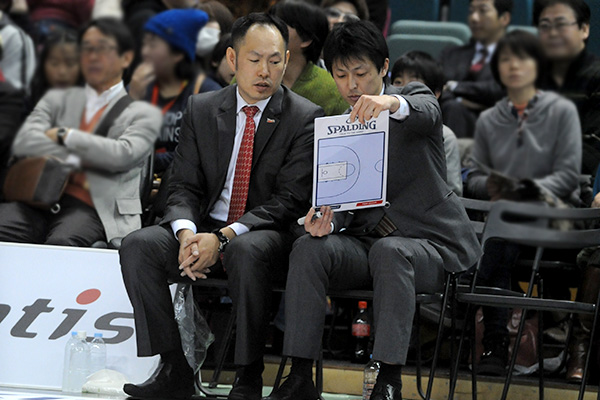 （左）東野 智弥ヘッドコーチ（浜松・東三河フェニックス）、（右）東頭 俊典アシスタントコーチ（大阪エヴェッサ/HC）