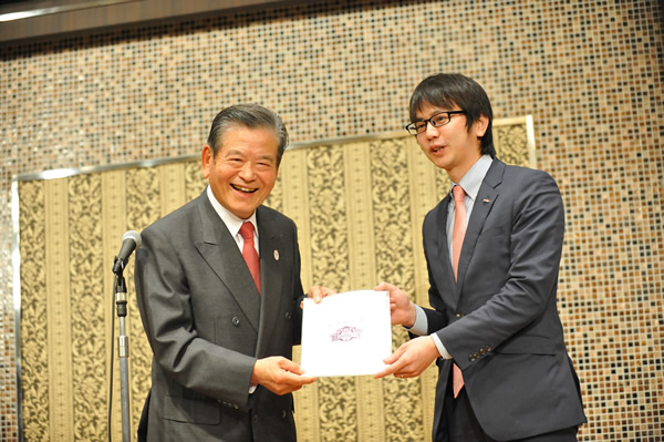 秋田（TKbj）・水野勇気社長から入会申込書を受け取る川淵理事長