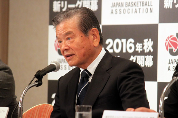 厳しい表情の川淵チェアマン