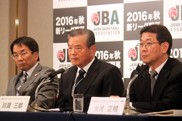 右から大河理事、川淵チェアマン、境田理事