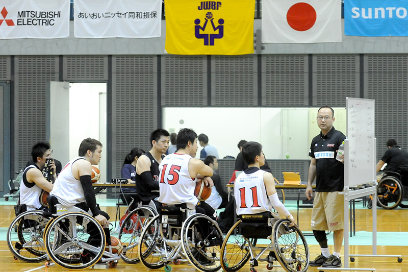 ホワイトボードを使って指示を出す及川晋平ヘッドコーチ