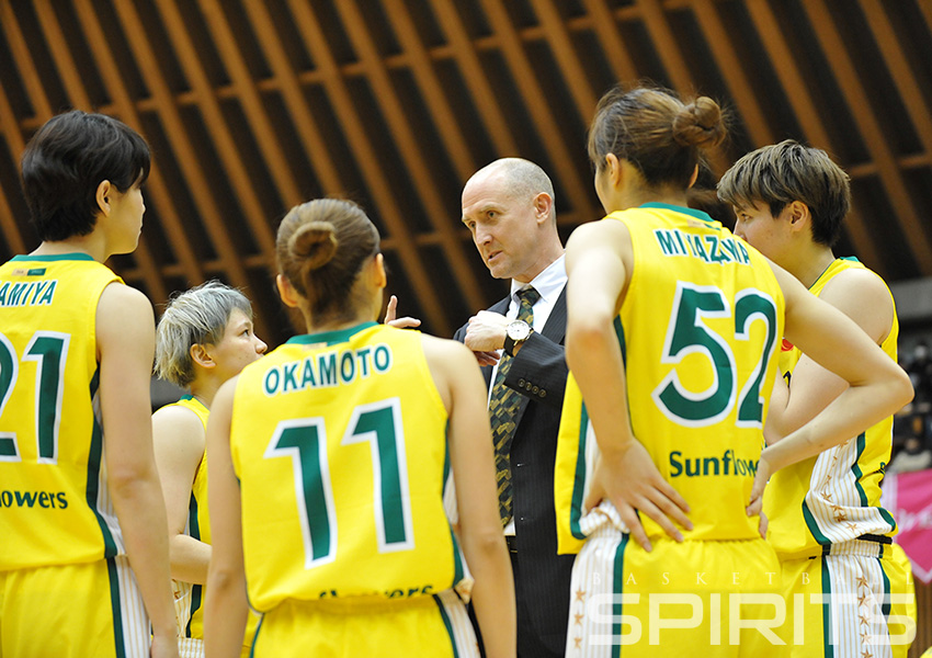 スター軍団JX-ENEOSサンフラワーズで指揮する姿を見られるのも残りわずか